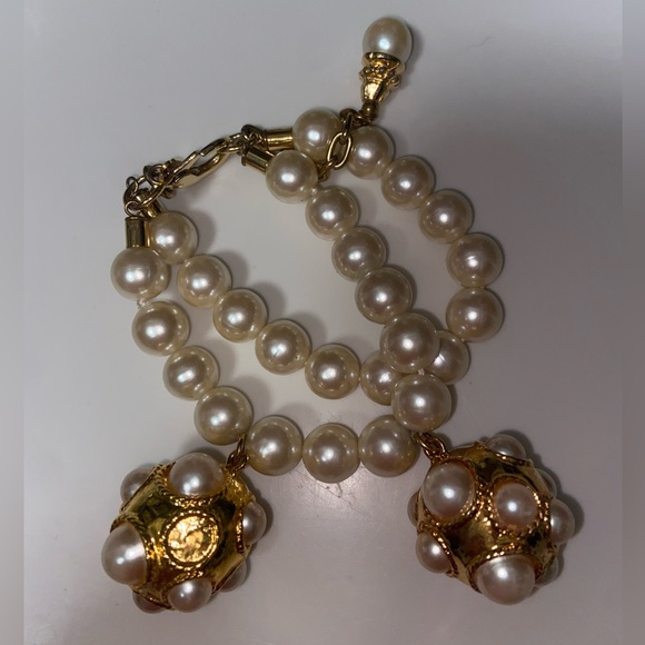 ESCADA COUTURE SIGNED 2 ROWS OF LARGE PEARLS WITH 2 CHARMS STATEMENT PIECE - Picture 5 of 7